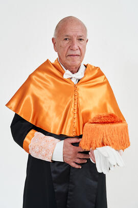 Retrato de Alejandro Portes previo a su investidura como Doctor "Honoris Causa" por la Universidad de Málaga. Paraninfo. Octubre de 2024