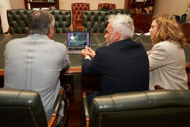 Firma de la donación del archivo fotográfico y de cine de Antonio España a la Universidad de Málaga. Edificio del Rectorado. Abril de 2025