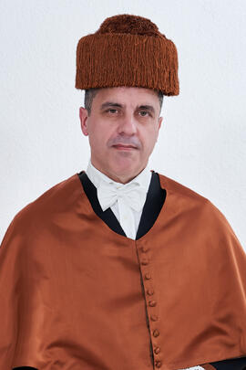 Retrato de Bernardo Quintero previo a su investidura como Doctor "Honoris Causa" por la Universidad de Málaga. Paraninfo. Marzo de 2025