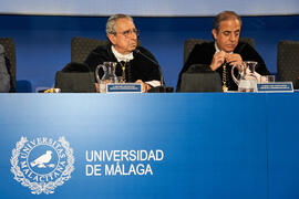 José Ángel Narváez y Miguel Ángel Castro. Entrega de la Medalla de Oro de la Universidad de Málaga la Universidad de Sevilla. Paraninfo. Junio de 2023