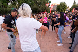 Actuación del grupo musical "Who Killed the DJ". Welcome to UMA. Bienvenida a los alumnos de intercambio internacional de la Universidad de Málaga. Jardín botánico. Octubre de 2019