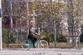 Alumna en bicicleta. Campus de Teatinos. Marzo de 2012
