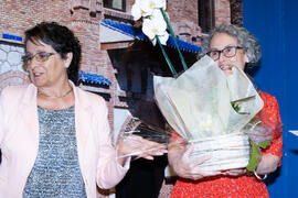Entrega de flores a una alumna. Graduación y clausura del curso del Aula de Mayores de la Universidad de Málaga. Paraninfo. Junio de 2019
