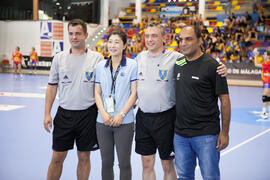 Foto de grupo previa al partido Rumanía - España. Categoría femenina. Campeonato del Mundo Universitario de Balonmano. Antequera. Julio de 2016