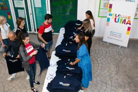 Entrega de camisetas. III Encuentro de Bienvenida para los participantes del "Buddy Program". Jardín Botánico. Octubre de 2019