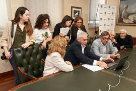 Firma de la donación del archivo fotográfico y de cine de Antonio España a la Universidad de Málaga. Edificio del Rectorado. Abril de 2025