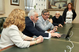 Firma de la donación del archivo fotográfico y de cine de Antonio España a la Universidad de Málaga. Edificio del Rectorado. Abril de 2025