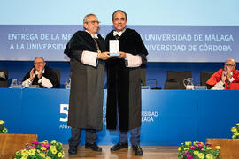 Entrega de la Medalla de Oro de la Universidad de Málaga a la Universidad de Sevilla. Paraninfo. Junio de 2023