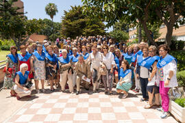 Foto de grupo posterior a la graduación y clausura del curso del Aula de Mayores de la Universidad de Málaga. Paraninfo. Junio de 2019