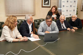 Firma de la donación del archivo fotográfico y de cine de Antonio España a la Universidad de Málaga. Edificio del Rectorado. Abril de 2025