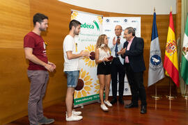 Entrega de galardón. Presentación de la "II Gala Solidaria de Medicina". Edificio del Rectorado. Julio de 2019