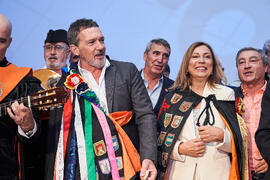 Antonio Banderas y Francisca María García con la Tuna de Económicas. Entrega de la distinción "Oikonomos" de la Facultad de Ciencias Económicas y Empresariales de la Universidad de Málaga. Paraninfo. Diciembre de 2024