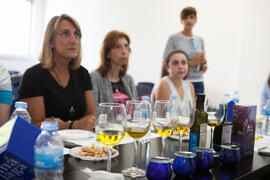 Cata de aceite. Seminario "Emprende 21". Mesa redonda "Emprendimiento femenino en la gastronomía". Facultad de Ciencias Económicas y Empresariales. Octubre de 2016