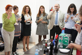 Cata de vino. Mesa redonda "Emprendimiento femenino en la gastronomía". Seminario "Emprende 21". Facultad de Ciencias Económicas y Empresariales. Octubre de 2016