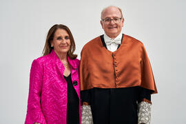 Retrato de Aníbal Ollero y pareja previo a su investidura como Doctor "Honoris Causa" por la Universidad de Málaga. Edificio del Rectorado. Mayo de 2025