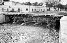 Málaga. Obras del puente del Arroyo de los Ángeles. Febrero de 1963