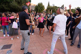 Actuación del grupo musical "Who Killed the DJ". Welcome to UMA. Bienvenida a los alumnos de intercambio internacional de la Universidad de Málaga. Jardín botánico. Octubre de 2019