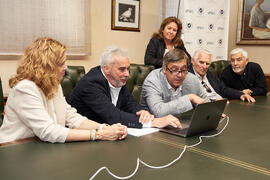 Firma de la donación del archivo fotográfico y de cine de Antonio España a la Universidad de Málaga. Edificio del Rectorado. Abril de 2025