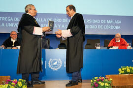 Entrega de la Medalla de Oro de la Universidad de Málaga a la Universidad de Sevilla. Paraninfo. Junio de 2023