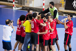 Jugadores egipcios celebran la victoria. Partido Rusia - Egipto. Categoría masculina. Campeonato del Mundo Universitario de Balonmano. Antequera. Julio de 2016