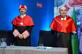 Ángel Rodríguez-Vergara y Miquel Roca i Junyent en su investidura como Doctor "Honoris Causa" por la Universidad de Málaga. Paraninfo. Diciembre de 2024