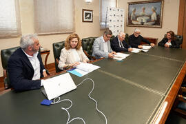 Firma de la donación del archivo fotográfico y de cine de Antonio España a la Universidad de Málaga. Edificio del Rectorado. Abril de 2025