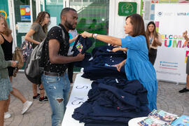 Entrega de camisetas. III Encuentro de Bienvenida para los participantes del "Buddy Program". Jardín Botánico. Octubre de 2019
