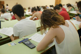 Examen en el aula Magna de la Facultad de Económicas y Empresariales. Olimpiada Española de Economía, Fase Nacional. Málaga. Junio de 2015