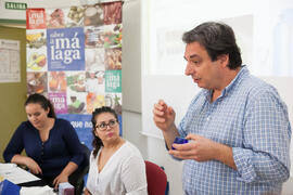 Cata de aceite. Seminario "Emprende 21". Mesa redonda "Emprendimiento femenino en la gastronomía". Facultad de Ciencias Económicas y Empresariales. Octubre de 2016