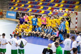 Foto de grupo tras el partido Rusia - España. Categoría masculina. Campeonato del Mundo Universitario de Balonmano. Antequera. Junio de 2016