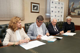 Firma de la donación del archivo fotográfico y de cine de Antonio España a la Universidad de Málaga. Edificio del Rectorado. Abril de 2025