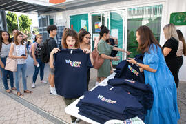 Reparto de camisetas. III Encuentro de Bienvenida para los participantes del "Buddy Program". Jardín Botánico. Octubre de 2019