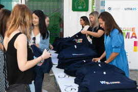 Reparto de camisetas. III Encuentro de Bienvenida para los participantes del "Buddy Program". Jardín Botánico. Octubre de 2019