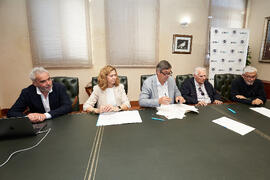 Firma de la donación del archivo fotográfico y de cine de Antonio España a la Universidad de Málaga. Edificio del Rectorado. Abril de 2025