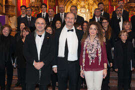 Foto de grupo tras el concierto de Navidad de la Coral Sancti Petri homenaje a la Facultad de Económicas. Iglesia de los Mártires. Diciembre de 2015