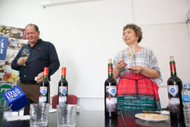 Cata de vino. Mesa redonda "Emprendimiento femenino en la gastronomía". Seminario "Emprende 21". Facultad de Ciencias Económicas y Empresariales. Octubre de 2016