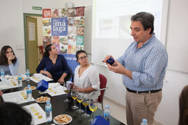 Cata de aceite. Seminario "Emprende 21". Mesa redonda "Emprendimiento femenino en la gastronomía". Facultad de Ciencias Económicas y Empresariales. Octubre de 2016