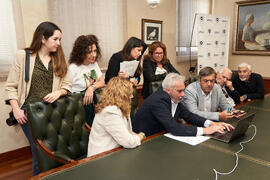 Firma de la donación del archivo fotográfico y de cine de Antonio España a la Universidad de Málaga. Edificio del Rectorado. Abril de 2025