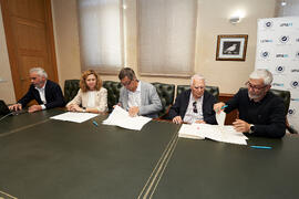 Firma de la donación del archivo fotográfico y de cine de Antonio España a la Universidad de Málaga. Edificio del Rectorado. Abril de 2025