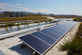 Placas solares en el tejado de la nueva Facultad de Psicología. Campus de Teatinos. Mayo de 2021