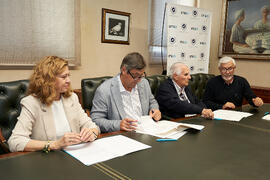 Firma de la donación del archivo fotográfico y de cine de Antonio España a la Universidad de Málaga. Edificio del Rectorado. Abril de 2025