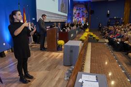 Intérprete de signos. Imposición de la Medalla de Oro de la Universidad de Málaga a la Junta de A...