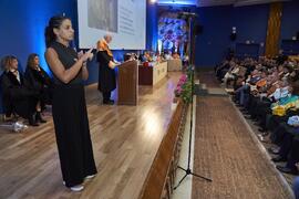 Intérprete de signos. Investidura de Hermanfrid Schubart, Alejandro Portes y Luis Enrique de la Villa como Doctores "Honoris Causa" por la Universidad de Málaga. Paraninfo. Octubre de 2024