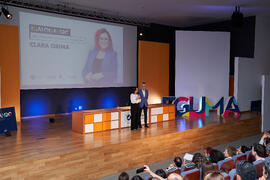 Carmen Rosa García presenta la conferencia "Dialogando" con Clara Grima. Escuela de Ingenierías Industriales de la Universidad de Málaga. Mayo de 2024