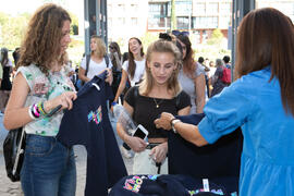 Entrega de camisetas. III Encuentro de Bienvenida para los participantes del "Buddy Program". Jardín Botánico. Octubre de 2019