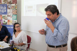 Cata de aceite. Seminario "Emprende 21". Mesa redonda "Emprendimiento femenino en la gastronomía". Facultad de Ciencias Económicas y Empresariales. Octubre de 2016